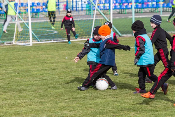 オデッサ ウクライナ 2018 若い子供のためのゲームのスポーツのトレーニング サッカー子供のためのゲーム スポーツ クラブの制服 実行し サッカーでサッカー選手の若手選手 — ストック写真