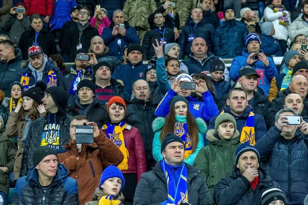 Odessa Ukraine Março 2016 Torcedores Espectadores Futebol Nas Arquibancadas Estádio — Fotografia de Stock