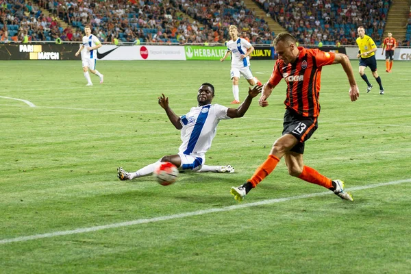 Odessa, Ukrayna - 14 Ağustos 2015: Fc Shakhtar Donetsk ve Fc Dnipro Dnipropetrovsk Ukrayna Kupası maçında top için kavga ediyorlar. Ayrıntı oyunun.
