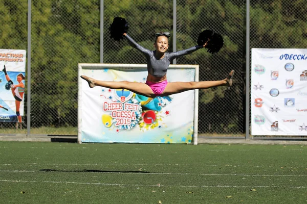 オデッサ ウクライナ 2015 女子スポーツ チームのサポート グループの明るいダイナミック特性 パフォーマンス サポート グループ スポーツの明るい美しい若い女の子が遊び場でフォームをダンスします — ストック写真