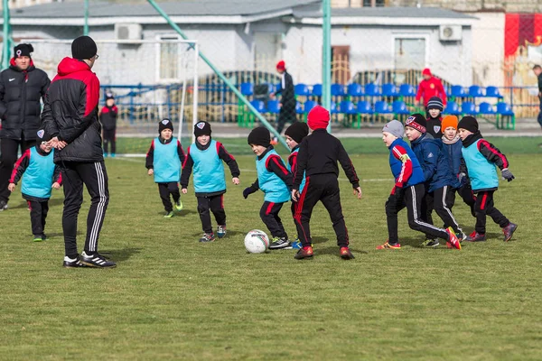 オデッサ ウクライナ 2018 若い子供のためのゲームのスポーツのトレーニング サッカー子供のためのゲーム スポーツ クラブの制服 実行し サッカーでサッカー選手の若手選手 — ストック写真