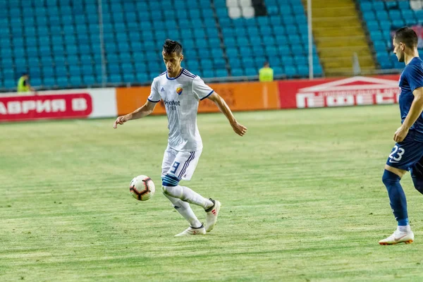 Odessa, Ukrayna - 3 Ağustos 2018: duygusal futbol taraftarları destek ekibi stadyumunda futbol kulübü Djurgardens Eğer İsveç oyun Uefa Avrupa Ligi oyun sırasında. Kalabalık futbol taraftarları Stadyumu futbol