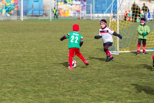 敖德萨 乌克兰 2018年4月1日 为幼儿举办体育比赛的培训 儿童足球足球比赛 足球运动员在运动俱乐部制服 跑步和踢足球的年轻球员 — 图库照片