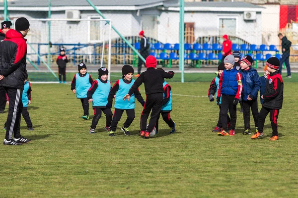 オデッサ ウクライナ 2018 若い子供のためのゲームのスポーツのトレーニング サッカー子供のためのゲーム スポーツ クラブの制服 実行し サッカーでサッカー選手の若手選手 — ストック写真