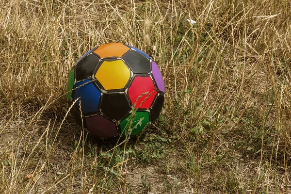 Vieja Pelota Fútbol Desgastada Desgarrada Campo Estadio Rural Abandonado Frotado —  Fotos de Stock