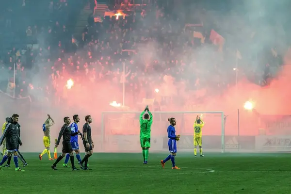 Odessa, Ukrayna -24 Mart 2016: Dostluk maçı (sarı) Ukrayna Millî Futbol takımı ve Kıbrıs (mavi) Milli takımı arasında. Yoğun maç oyun an.