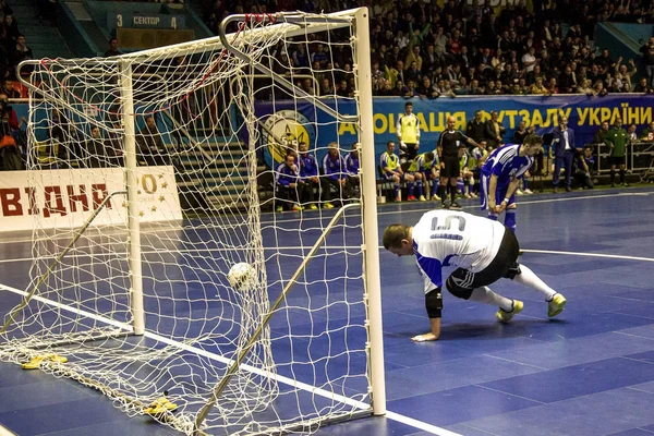 Odessa, Ukrayna - 12 Nisan 2016: Dünya Kupası play-off maçı Ukrayna - Slovakiya. Futsal oynuyor. Modern Bahçesi kapsayan spor salonu büyük sahnede mini futbol