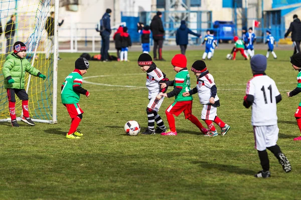 オデッサ ウクライナ 2018 若い子供のためのゲームのスポーツのトレーニング サッカー子供のためのゲーム スポーツ クラブの制服 実行し サッカーでサッカー選手の若手選手 — ストック写真