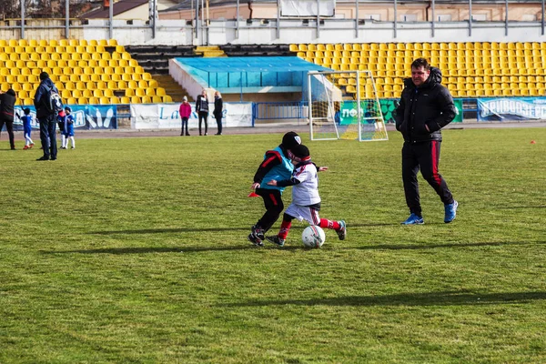 オデッサ ウクライナ 2018 若い子供のためのゲームのスポーツのトレーニング サッカー子供のためのゲーム スポーツ クラブの制服 実行し サッカーでサッカー選手の若手選手 — ストック写真