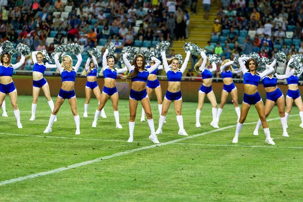 Odessa, Ukrayna - 15 Haziran 2017: Güzel genç kızlar amigo takımının performansını Futbol Şampiyonası açılış sırasında. Takım performansı amigo Stadyumu'nun çim sahada