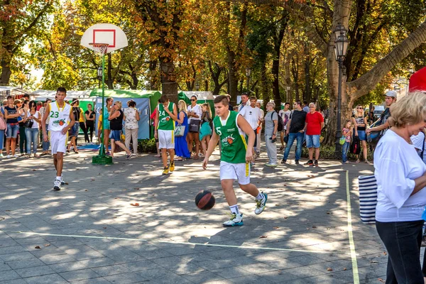 Odessa Ukraina Września 2016 Młodych Mężczyzn Grać Piłkę Ulicy Miasto — Zdjęcie stockowe