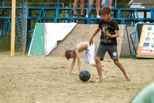 クラスノダール ロシア連邦 2018 砂の上の庭でサッカーを遊んでいる子供たちのグループです 子供たちはビーチ フットボールします 健康的なライフ スタイル 子供のアマチュア スポーツ — ストック写真