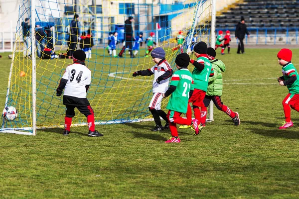 Odessa, Ukrayna 0 1 Nisan 2018: genç çocuklar için oyun spor eğitimi. Futbol futbol çocuklar için oyun. Üniformalı çalıştıran ve futbol oynarken spor kulübü, futbol oyuncuları genç oyuncular