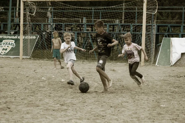 Krasnodar Rússia Maio 2018 Grupo Crianças Jogando Futebol Quintal Areia — Fotografia de Stock