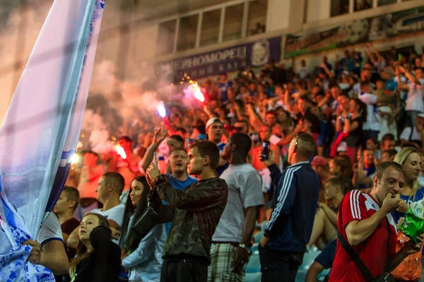 乌克兰敖德萨 2017年7月15日 超级杯 顿涅茨克 发电机 狂热的球迷在比赛中的永恒对手的立场 球迷站在喜悦 轻火和挥舞旗帜 在体育场的火热表演 — 图库照片