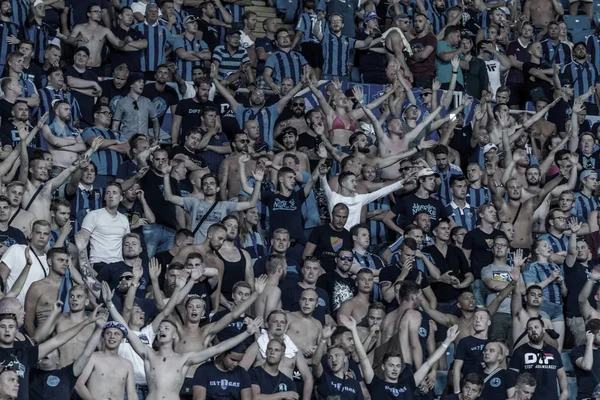 Odessa, Ukrayna - 3 Ağustos 2018: duygusal futbol taraftarları destek ekibi stadyumunda futbol kulübü Djurgardens Eğer İsveç oyun Uefa Avrupa Ligi oyun sırasında. Kalabalık futbol taraftarları Stadyumu futbol