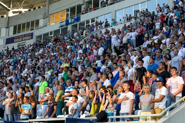 Odessa, Ukrayna - 2 Ağustos 2015: Futbol taraftarları ve stadyumun futobolnogo sırasında hasta tribünlerde seyirci Dinamo Kiev - Chernomorets Odessa maç