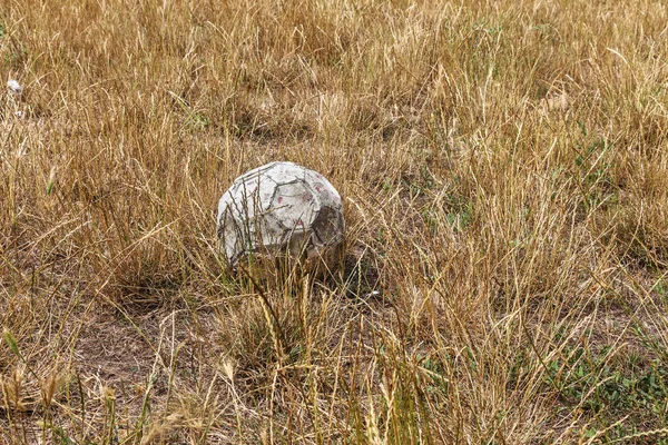 Eski Yıpranmış Eski Püskü Yırtık Futbol Topu Kırsal Alanında Stadyumu — Stok fotoğraf