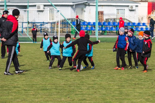 オデッサ ウクライナ 2018 若い子供のためのゲームのスポーツのトレーニング サッカー子供のためのゲーム スポーツ クラブの制服 実行し サッカーでサッカー選手の若手選手 — ストック写真