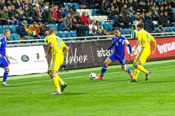 Odessa, Ukrayna -24 Mart 2016: Dostluk maçı (sarı) Ukrayna Millî Futbol takımı ve Kıbrıs (mavi) Milli takımı arasında. Yoğun maç oyun an.
