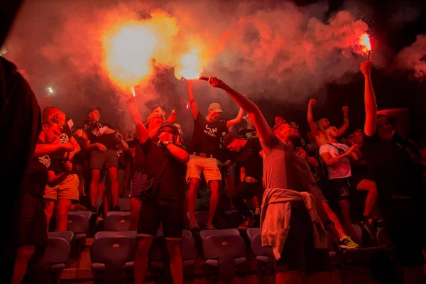 Odessa, Ukrayna - 15 Haziran 2017: Süper kupa. Shakhtar - Dinamo (Kiev). Fanatik hayranları standları ebedi rakip oyun sırasında. Taraftar standları sevinç, hafif ateş ve dalgalanan bayrak. Ateşli gösteri Stadyumu'nda