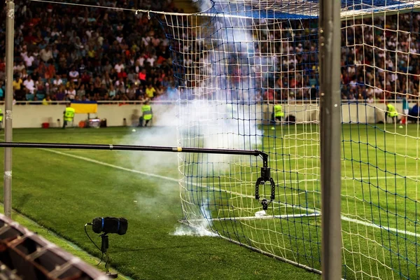 Odessa, Ukrayna - Temmuz 15,2017: Foxtrot süper kupa. Madenci - Dinamo. Fanatik heyecanlı hayranları ile havai fişek. Taraftar standları yanık yangında sevinirler ve çırpmaya başlar. Petards stadyum alanında oyun parçaladı