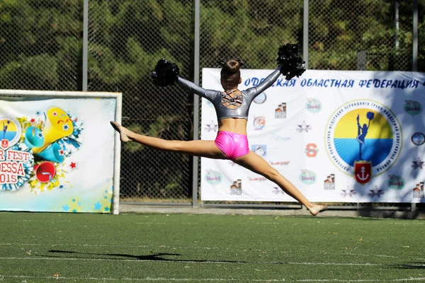 オデッサ ウクライナ 2015 女子スポーツ チームのサポート グループの明るいダイナミック特性 パフォーマンス サポート グループ スポーツの明るい美しい若い女の子が遊び場でフォームをダンスします — ストック写真