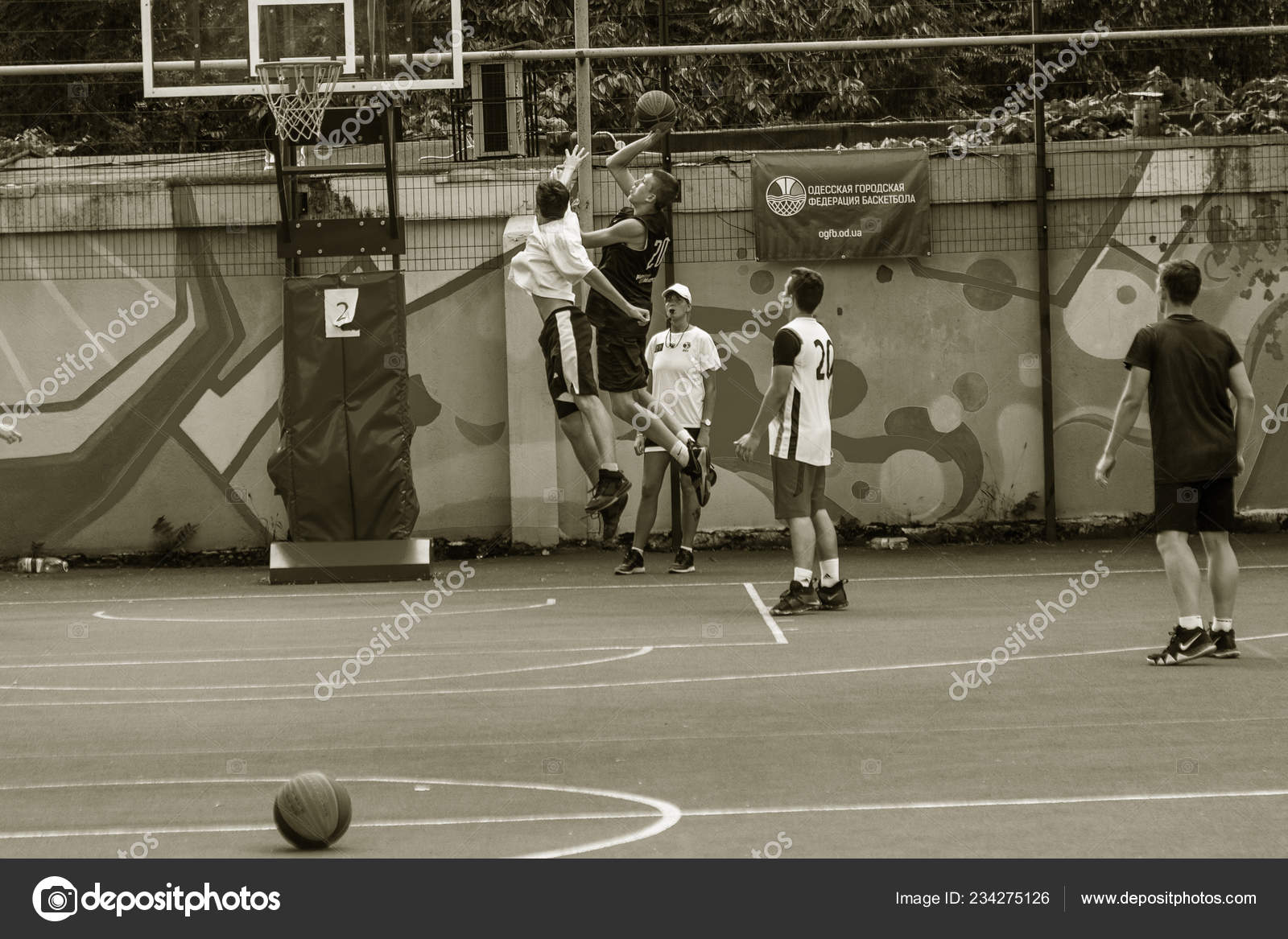 Grupo De Caucasianos Joga Um Jogo Amigável De Basquete Bronx NY