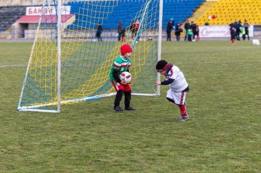Odessa, Ukrayna 0 1 Nisan 2018: genç çocuklar için oyun spor eğitimi. Futbol futbol çocuklar için oyun. Üniformalı çalıştıran ve futbol oynarken spor kulübü, futbol oyuncuları genç oyuncular