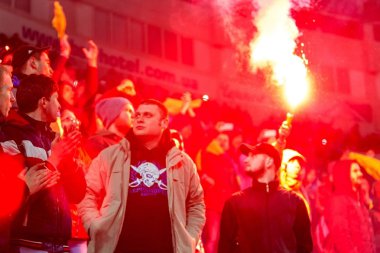 Odessa, Ukrayna - 24 Mart 2016: Futbol taraftarları ve seyirci stadyum standları duygusal onların Ukrayna ve Kıbrıs Milli takım maç sırasında destek ekibi. Duygular, el fenerleri, duman, çığlıkları