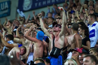 Odessa, Ukrayna - 15 Haziran 2017: Foxtrot süper kupa. Shakhtar - Dinamo (Kiev). Fanatik hayranları standları ebedi rakip oyun sırasında. Standları hayranları sevinirler, Not ve çırpınan bayrak. İnsanlar Stadı'nda arıyoruz