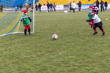 Odessa, Ukrayna 0 1 Nisan 2018: genç çocuklar için oyun spor eğitimi. Futbol futbol çocuklar için oyun. Üniformalı çalıştıran ve futbol oynarken spor kulübü, futbol oyuncuları genç oyuncular