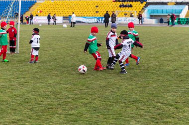 Odessa, Ukrayna 0 1 Nisan 2018: genç çocuklar için oyun spor eğitimi. Futbol futbol çocuklar için oyun. Üniformalı çalıştıran ve futbol oynarken spor kulübü, futbol oyuncuları genç oyuncular