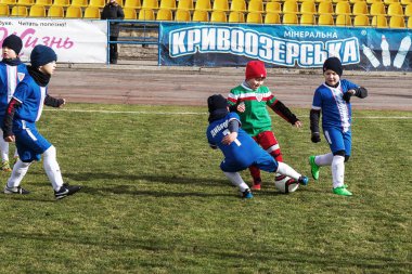 Odessa, Ukrayna 0 1 Nisan 2018: genç çocuklar için oyun spor eğitimi. Futbol futbol çocuklar için oyun. Üniformalı çalıştıran ve futbol oynarken spor kulübü, futbol oyuncuları genç oyuncular