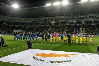 Odessa, Ukrayna -24 Mart 2016: Dostluk maçı (sarı) Ukrayna Millî Futbol takımı ve Kıbrıs (mavi) Milli takımı arasında. Yoğun maç oyun an.