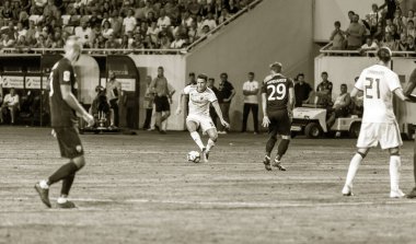 Odessa, Ukrayna - 3 Ağustos 2018: duygusal futbol taraftarları destek ekibi stadyumunda futbol kulübü Djurgardens Eğer İsveç oyun Uefa Avrupa Ligi oyun sırasında. Kalabalık futbol taraftarları Stadyumu futbol