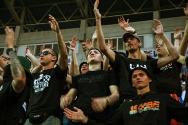 Odessa, Ukrayna - 15 Haziran 2017: Foxtrot süper kupa. Shakhtar - Dinamo (Kiev). Fanatik hayranları standları ebedi rakip oyun sırasında. Standları hayranları sevinirler, Not ve çırpınan bayrak. İnsanlar Stadı'nda arıyoruz