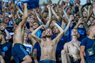 Odessa, Ukrayna - 3 Ağustos 2018: duygusal futbol taraftarları destek ekibi stadyumunda futbol kulübü Djurgardens Eğer İsveç oyun Uefa Avrupa Ligi oyun sırasında. Kalabalık futbol taraftarları Stadyumu futbol