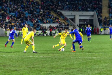 Odessa, Ukrayna -24 Mart 2016: Dostluk maçı (sarı) Ukrayna Millî Futbol takımı ve Kıbrıs (mavi) Milli takımı arasında. Yoğun maç oyun an.