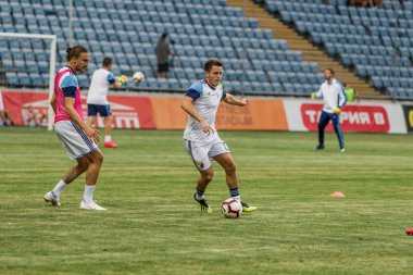 Odessa, Ukrayna - 3 Ağustos 2018: Futbolcular, Fc Djurgardens Eğer İsveç Melkemichel özcan sırasında oyun Uefa Avrupa Ligi 2018 Fc Mariupol (Ukrayna) ile futbol sahada. Futbol oyuncular Tren