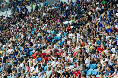 Odessa, Ukrayna - 2 Ağustos 2015: Futbol taraftarları ve stadyumun futobolnogo sırasında hasta tribünlerde seyirci Dinamo Kiev - Chernomorets Odessa maç