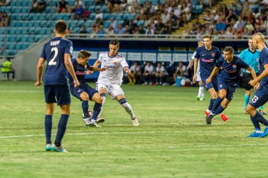 Odessa, Ukrayna - 3 Ağustos 2018: duygusal futbol taraftarları destek ekibi stadyumunda futbol kulübü Djurgardens Eğer İsveç oyun Uefa Avrupa Ligi oyun sırasında. Kalabalık futbol taraftarları Stadyumu futbol