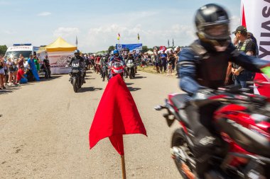 Odessa, Ukrayna - 10 Haziran 2018: Motosiklet yarışı. Dinamik ve gerçekçi yarış motosikletler yarış pisti üzerinde. Benzersiz motosiklet, aşırı shoi, tekerlekler, Isıtma gelen duman sitesinde drift