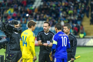 Odessa, Ukrayna -24 Mart 2016: Dostluk maçı (sarı) Ukrayna Millî Futbol takımı ve Kıbrıs (mavi) Milli takımı arasında. Yoğun maç oyun an.