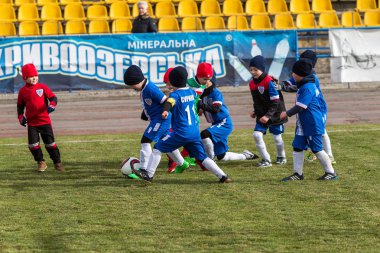 Odessa, Ukrayna 0 1 Nisan 2018: genç çocuklar için oyun spor eğitimi. Futbol futbol çocuklar için oyun. Üniformalı çalıştıran ve futbol oynarken spor kulübü, futbol oyuncuları genç oyuncular
