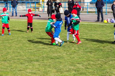 Odessa, Ukrayna 0 1 Nisan 2018: genç çocuklar için oyun spor eğitimi. Futbol futbol çocuklar için oyun. Üniformalı çalıştıran ve futbol oynarken spor kulübü, futbol oyuncuları genç oyuncular