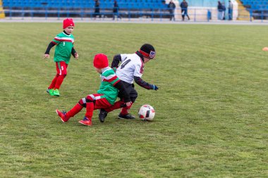 Odessa, Ukrayna 0 1 Nisan 2018: genç çocuklar için oyun spor eğitimi. Futbol futbol çocuklar için oyun. Üniformalı çalıştıran ve futbol oynarken spor kulübü, futbol oyuncuları genç oyuncular