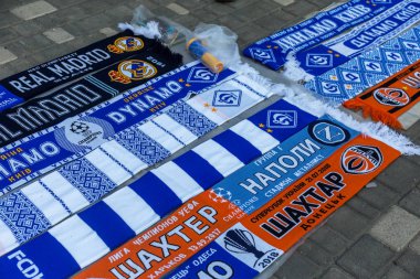 Odessa, Ukrayna - 21 Temmuz 2018. Maçtan önce futbol sembolleri, futbol Hatıra Eşyası satılmaktadır. Gayri resmi Mağazacılık profesyonel futbol kulüpleri. Futbol sembolleri, özelliklerini, eşarp satışı