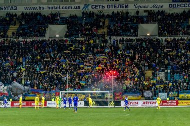 Odessa, Ukrayna -24 Mart 2016: Dostluk maçı (sarı) Ukrayna Millî Futbol takımı ve Kıbrıs (mavi) Milli takımı arasında. Yoğun maç oyun an.