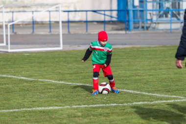Odessa, Ukrayna 0 1 Nisan 2018: genç çocuklar için oyun spor eğitimi. Futbol futbol çocuklar için oyun. Üniformalı çalıştıran ve futbol oynarken spor kulübü, futbol oyuncuları genç oyuncular